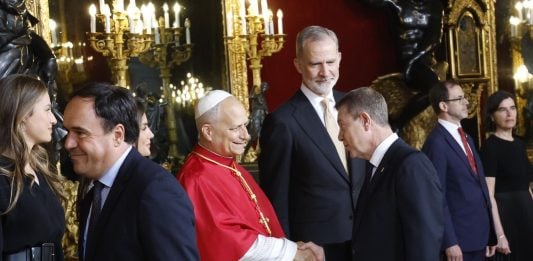 Una sola frase de Page al Papa El presidente de Castilla-La Mancha, Emiliano García-Page, ha participado en la ceremonia oficial de bienvenida que han ofrecido Sus Majestades los Reyes a Su Santidad el Papa León XIV en el Palacio Real de Madrid.