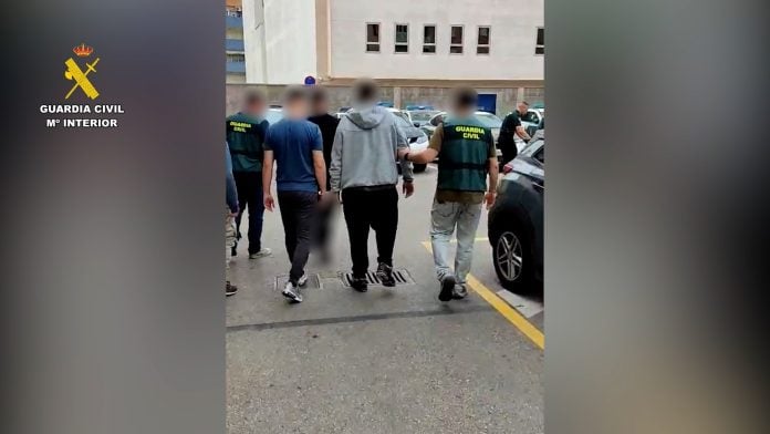 Detenidos.