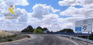 Una anciana conduce 13 kilómetros en dirección contraria por la A-2… y no choca con nadie La conductora accedió a la A-2 por donde no debía. (foto: Guardia Civil)