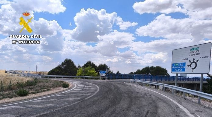 Una anciana conduce 13 kilómetros en dirección contraria por la A-2… y no choca con nadie La conductora accedió a la A-2 por donde no debía. (foto: Guardia Civil)