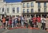 La penúltima foto de Alberto Rojo: una «performance» con escobas El PSOE y vecinos de algunos barrios de Guadalajara protestan, escoba en mano y durante unos minutos, en la Plaza Mayor, por la falta de limpieza de la ciudad.