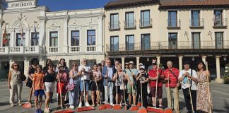 El PSOE y vecinos de algunos barrios de Guadalajara protestan, escoba en mano y durante unos minutos, en la Plaza Mayor, por la falta de limpieza de la ciudad.