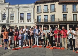 La penúltima foto de Alberto Rojo: una «performance» con escobas El PSOE y vecinos de algunos barrios de Guadalajara protestan, escoba en mano y durante unos minutos, en la Plaza Mayor, por la falta de limpieza de la ciudad.