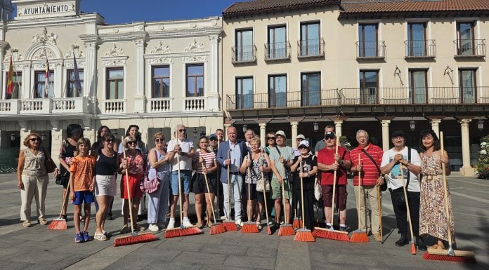 La penúltima foto de Alberto Rojo: una «performance» con escobas El PSOE y vecinos de algunos barrios de Guadalajara protestan, escoba en mano y durante unos minutos, en la Plaza Mayor, por la falta de limpieza de la ciudad.