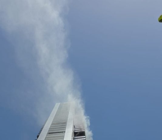 Arde una de las torres de Chamartín, que han sido desalojadas: los bomberos dan el incendio por controlado Incendio en la Torre Moeve