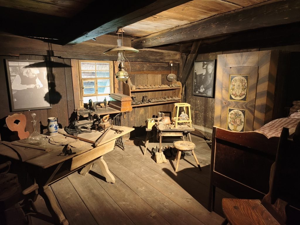 Habitación de los artesanos residentes de una de las casas de granjeros del siglo XVII del centro etnográfico de Gutach. (Foto: Jesús Orea)
