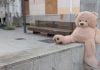 El oso abandonado en la Plazuela de Don Pedro que ha dado pie a este artículo de El Paseante. (Foto: La Crónic@)