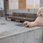 El oso abandonado en la Plazuela de Don Pedro que ha dado pie a este artículo de El Paseante. (Foto: La Crónic@)