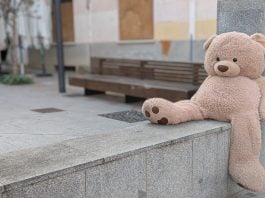 El oso abandonado en la Plazuela de Don Pedro que ha dado pie a este artículo de El Paseante. (Foto: La Crónic@)
