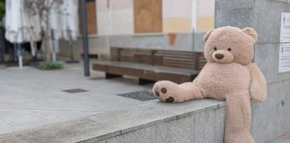 El oso abandonado en la Plazuela de Don Pedro que ha dado pie a este artículo de El Paseante. (Foto: La Crónic@)