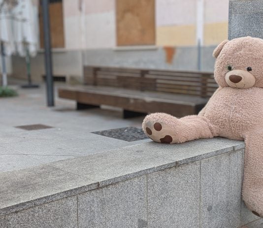 Un oso abandonado en la ciudad El oso abandonado en la Plazuela de Don Pedro que ha dado pie a este artículo de El Paseante. (Foto: La Crónic@)