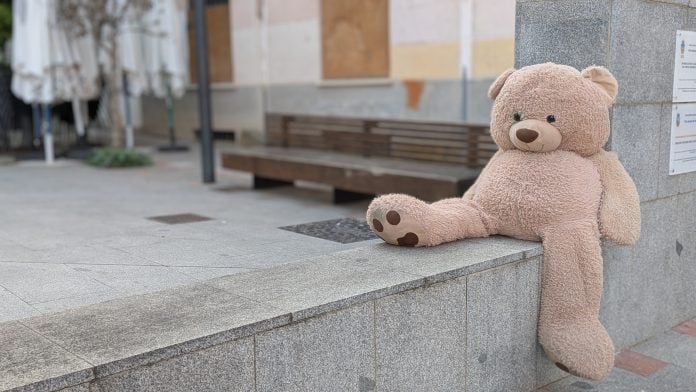 El oso abandonado en la Plazuela de Don Pedro que ha dado pie a este artículo de El Paseante. (Foto: La Crónic@)