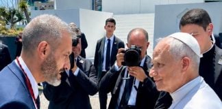 León XIV, en el momento de recibir el título de cofrade honorífico.