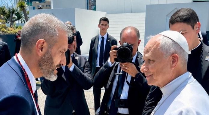 León XIV, en el momento de recibir el título de cofrade honorífico.