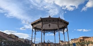 PP y Vox están al borde de la ruptura en el Ayuntamiento… de Alcalá de Henares Plaza de Cervantes en Alcalá de Heanres. (Foto: La Crónic@)