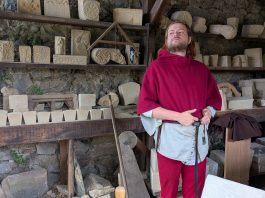 De Carcasona a Foix nos espera la Edad Media más entretenida que cabe imaginar, entre paisajes memorables jalonados de castillos. En la imagen, uno de los animadores del castillo de Foix. (Foto: La Crónic@)