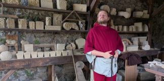 De Carcasona a Foix con el Tour de Francia, los cátaros… y tú De Carcasona a Foix nos espera la Edad Media más entretenida que cabe imaginar, entre paisajes memorables jalonados de castillos. En la imagen, uno de los animadores del castillo de Foix. (Foto: La Crónic@)