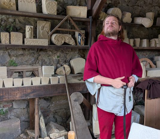 De Carcasona a Foix nos espera la Edad Media más entretenida que cabe imaginar, entre paisajes memorables jalonados de castillos. En la imagen, uno de los animadores del castillo de Foix. (Foto: La Crónic@)