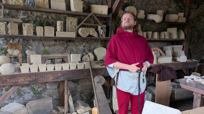 De Carcasona a Foix nos espera la Edad Media más entretenida que cabe imaginar, entre paisajes memorables jalonados de castillos. En la imagen, uno de los animadores del castillo de Foix. (Foto: La Crónic@)