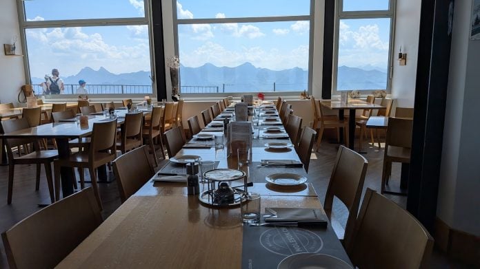 Restaurante en los Alpes suizos, en 2026. (Foto: La Crónic@)