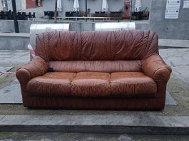 Sofá en una calle de Guadalajara a comienzos de 2024. (Foto;: La Crónic@)