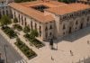12 ideas para humanizar (de verdad) el centro de Guadalajara ¿Césped junto al Infantado? Ya lo hubo delante del Ayuntamiento, como atestiguan viejas fotografías... Una antiguo solución que ahora es innovadora tras décadas de "plazas duras".