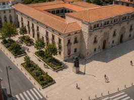 ¿Césped junto al Infantado? Ya lo hubo delante del Ayuntamiento, como atestiguan viejas fotografías... Una antiguo solución que ahora es innovadora tras décadas de "plazas duras".