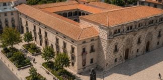 ¿Césped junto al Infantado? Ya lo hubo delante del Ayuntamiento, como atestiguan viejas fotografías... Una antiguo solución que ahora es innovadora tras décadas de "plazas duras".