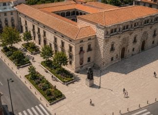 12 ideas para humanizar (de verdad) el centro de Guadalajara ¿Césped junto al Infantado? Ya lo hubo delante del Ayuntamiento, como atestiguan viejas fotografías... Una antiguo solución que ahora es innovadora tras décadas de "plazas duras".
