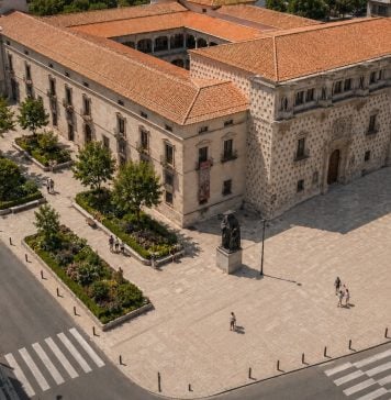 ¿Césped junto al Infantado? Ya lo hubo delante del Ayuntamiento, como atestiguan viejas fotografías... Una antiguo solución que ahora es innovadora tras décadas de "plazas duras".