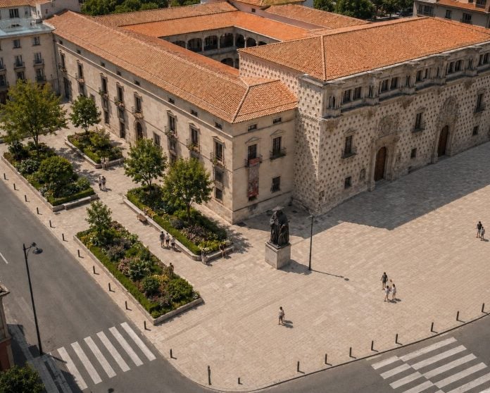 ¿Césped junto al Infantado? Ya lo hubo delante del Ayuntamiento, como atestiguan viejas fotografías... Una antiguo solución que ahora es innovadora tras décadas de 