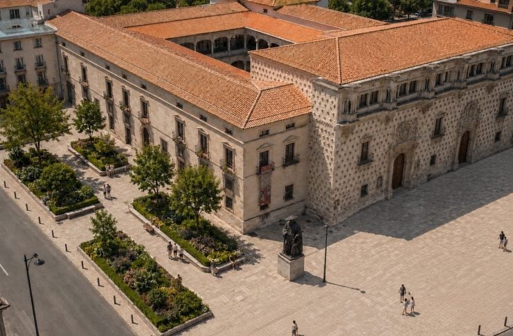 12 ideas para humanizar (de verdad) el centro de Guadalajara ¿Césped junto al Infantado? Ya lo hubo delante del Ayuntamiento, como atestiguan viejas fotografías... Una antiguo solución que ahora es innovadora tras décadas de "plazas duras".