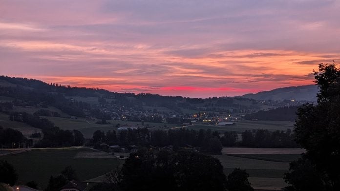 Atardecer en una ciudad europea en julio de 2026. (Foto: La Crónic@)