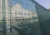 El Ayuntamiento de Guadalajara tras las vallas de la inacabable obra sobre el salón de plenos, inutilizado por unas goteras en septiembre de 2023. La imagen es de julio de 2026. (Foto: La Crónic@)