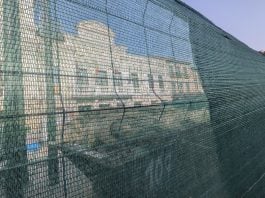 El Ayuntamiento de Guadalajara tras las vallas de la inacabable obra sobre el salón de plenos, inutilizado por unas goteras en septiembre de 2023. La imagen es de julio de 2026. (Foto: La Crónic@)