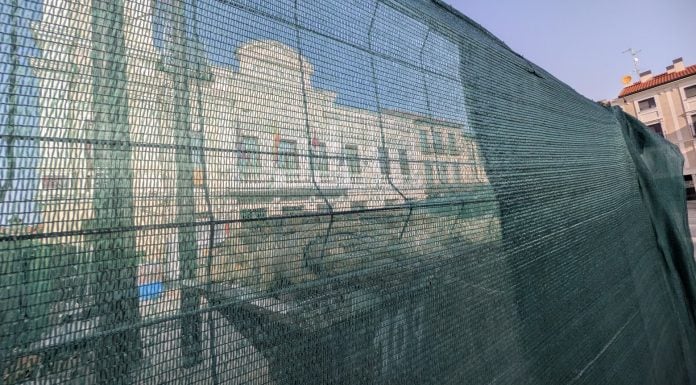 El Ayuntamiento de Guadalajara tras las vallas de la inacabable obra sobre el salón de plenos, inutilizado por unas goteras en septiembre de 2023. La imagen es de julio de 2026. (Foto: La Crónic@)