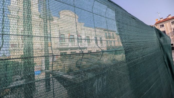 El Ayuntamiento de Guadalajara tras las vallas de la inacabable obra sobre el salón de plenos, inutilizado por unas goteras en septiembre de 2023. La imagen es de julio de 2026. (Foto: La Crónic@)