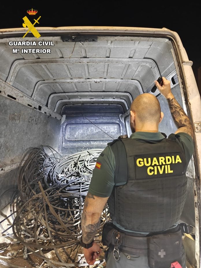 Cables de catenaria intervenidos por la Guardia Civil en la A-2.
