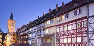 Escapa de los turistas en tu próximo viaje a Alemania con nuestros consejos Erfurt, de noche.