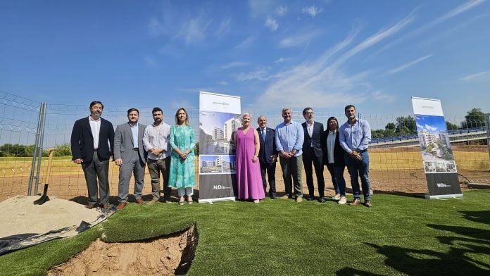 Acto de colocación de la primera piedra de una promoción de 234 viviendas protegidas de la cooperativa Greenhabitat, en el barrio de Aguas Vivas. (Foto: EP)