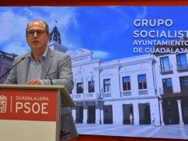 El concejal socialista Alberto Rojo, ante los periodistas.