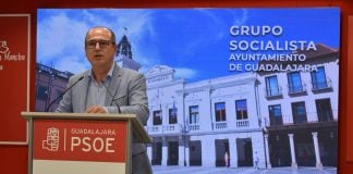 La carretera que no existirá en años, la variante de la N-320, ya es campo de batalla del PP y el PSOE El concejal socialista Alberto Rojo, ante los periodistas.