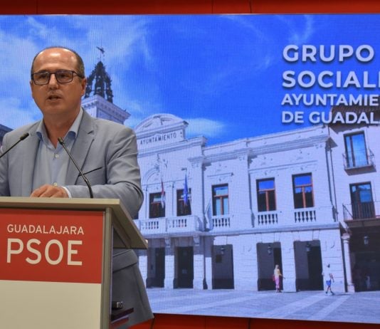 El concejal socialista Alberto Rojo, ante los periodistas.
