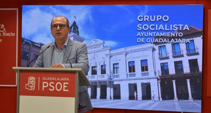 El concejal socialista Alberto Rojo, ante los periodistas.
