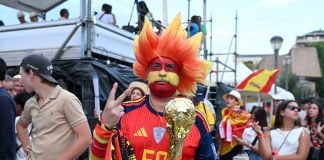 Calor para ver el España-Francia Un aficionado en el España-Bélgica. (Foto: Gustavo Valente / EP)