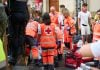 Voluntarios de Cruz Roja atienden a un herido en el sexto encierro de los Sanfermines de 2026. (Foto: Eduardo Sanz / Europa Press)
