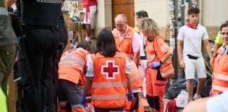 Voluntarios de Cruz Roja atienden a un herido en el sexto encierro de los Sanfermines de 2026. (Foto: Eduardo Sanz / Europa Press)