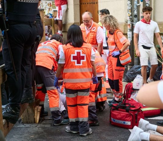 Voluntarios de Cruz Roja atienden a un herido en el sexto encierro de los Sanfermines de 2026. (Foto: Eduardo Sanz / Europa Press)