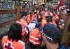 El presidente de la Federación Taurina de Guadalajara, corneado en los Sanfermines Voluntarios de la Cruz Roja atienden a un herido del último encierro de los Sanfermines de 2026, el 14 de julio. (Foto: Eduardo Sanz / EP)