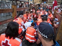 Voluntarios de la Cruz Roja atienden a un herido del último encierro de los Sanfermines de 2026, el 14 de julio. (Foto: Eduardo Sanz / EP)